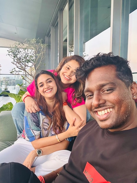  ആറ്റ്ലീയുടെ അടുത്ത സുഹൃത്ത് കീർത്തി സുരേഷാണ് പുതിയ ചിത്രത്തിൽ നായികയായി എത്തുന്നത്. സിനിമയുടെ ചിത്രീകരണം മുംബൈയിൽ പുരോഗമിക്കുകയാണ്. ആക്ഷന് പ്രാധാന്യം നൽകുന്ന രീതിയിലാണ് ചിത്രം ഒരുക്കുന്നത്.