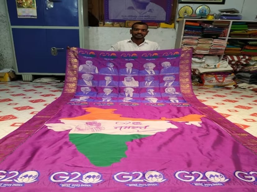  രണ്ട് മീറ്റര്‍ തുണിയില്‍ ജി20 ലോഗോയും ഉച്ചകോടിയില്‍ പങ്കെടുത്ത ലോകനേതാക്കന്മാരുടെ ചിത്രങ്ങളും നെയ്ത ദമ്പതിമാരെ പേരെടുത്ത് പ്രശംസിച്ച് പ്രധാനമന്ത്രി നരേന്ദ്രമോദി. ഇന്ത്യ അധ്യക്ഷപദം വഹിച്ച ജി20 സമ്മേളനത്തിന് ഞായറാഴ്ച സമാപനം കുറിച്ചിരുന്നു. ഈ സമ്മേളനത്തോടുള്ള ആദരസൂചകമായാണ് തെലങ്കാനയിലെ രാജാന്ന സിര്‍സില്ല ജില്ലയില്‍ നിന്നുള്ള ദമ്പതിമാര്‍ തുണിയില്‍ നേതാക്കന്മാരുടെ ചിത്രവും ജി20 ലോഗോയും നെയ്തത്.