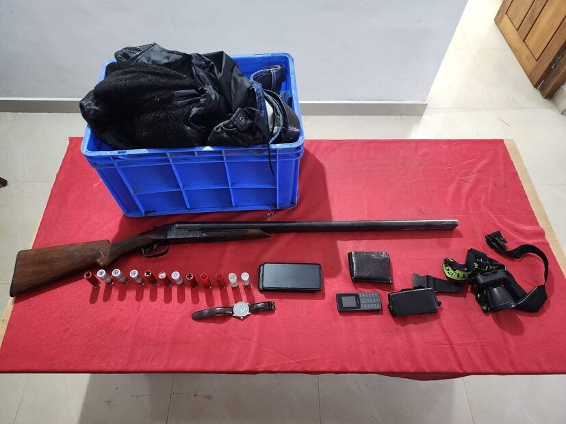   ഇറച്ചി കടത്തി കൊണ്ട് പോയ വാഹനവും, തോക്കും മ്ലാവിന്റെ ഇറച്ചിയും തിരകളും ഇവരിൽ നിന്നും വനപാലകർ കണ്ടെടുത്തു. 