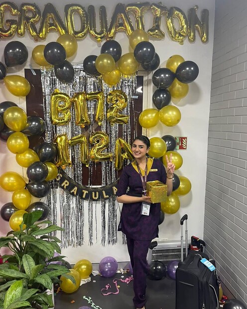 വിമാനത്തില് യാത്ര ചെയ്യുന്ന മലയാളികള് ഇനി ചിലപ്പോള് ഈ പെണ്കുട്ടി എവിടെയോ കണ്ടതുപോലെയുണ്ടല്ലോ എന്ന് ആശ്ചര്യപ്പെട്ടേക്കാം. മലയാള സിനിമയില് ഒരു പിടി നല്ല കഥാപാത്രങ്ങള് അവതരിപ്പിച്ച നടി കൃതിക പ്രദീപ് തന്നെയാണ് ഇത്. വിമാനത്തില് യാത്ര ചെയ്യുന്ന മലയാളികള് ഇനി ചിലപ്പോള് ഈ പെണ്കുട്ടി എവിടെയോ കണ്ടതുപോലെയുണ്ടല്ലോ എന്ന് ആശ്ചര്യപ്പെട്ടേക്കാം. മലയാള സിനിമയില് ഒരു പിടി നല്ല കഥാപാത്രങ്ങള് അവതരിപ്പിച്ച നടി കൃതിക പ്രദീപ് തന്നെയാണ് ഇത്.