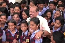 ഉമ്മൻ ചാണ്ടിയുടെ വാക്കുപാലിച്ച് എം.എ. യൂസഫലി; ഒന്ന് ചോദിച്ച സ്‌കൂളിന് രണ്ട് ബസ്സുകൾ സമ്മാനം