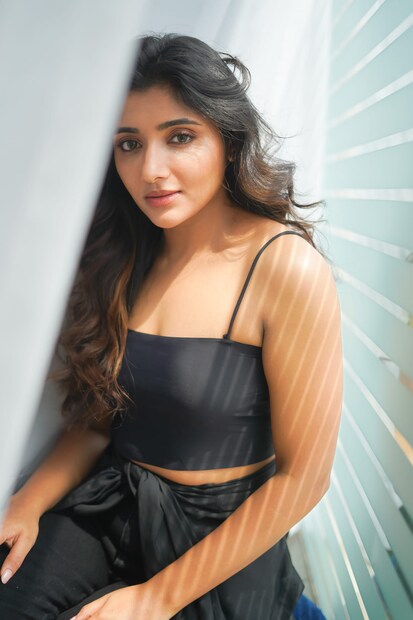  എന്നാല്‍ മറ്റ് ചിലരാകട്ടെ ജ്യോതിഷവും സംഖ്യാശാസ്ത്രവുമൊക്കെ നോക്കി പേരില്‍ മാറ്റം വരുത്താറുണ്ട്. സ്പെല്ലിങ്ങില്‍ തിരുത്തലോ കൂട്ടിച്ചേര്‍ക്കലോ വരുത്തുന്നത് മുതല്‍ പേര് തന്നെ മാറ്റി പുതിയ  പേര് തന്നെ ഇവര്‍ സ്വീകരിക്കുന്നു. അങ്ങനെ പേര് മാറ്റം നടത്തിയ യുവനടിമാരില്‍ ഒരാളാണ് മിര്‍ണ മേനോന്‍.