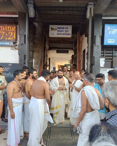  ക്ഷേത്രത്തിനു പുറത്തിറങ്ങിയ മോഹൻലാലിനെ പൊന്നാടയണിയിച്ചാണ് സ്വീകരിച്ചത്. ക്ഷേത്ര അധികൃതരെ മോഹൻലാലിന് ചുറ്റും കാണാമായിരുന്നു (തുടർന്ന് വായിക്കുക)