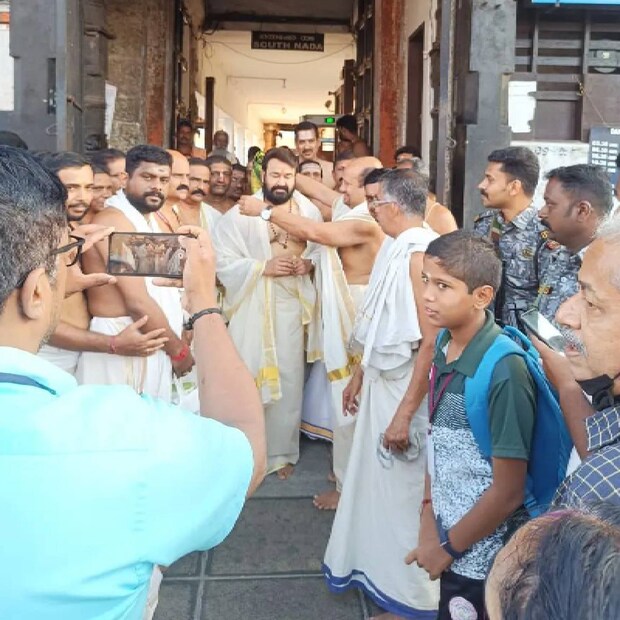  തിരുവനന്തപുരം ശ്രീപത്മനാഭസ്വാമി ക്ഷേത്രദർശനം (Sree Padmanabhaswamy Temple, Thiruvananthapuram) നടത്തി നടൻ മോഹൻലാൽ (actor Mohanlal). പത്തനംതിട്ടയാണ് സ്വദേശമെങ്കിലും, മോഹൻലാൽ തലസ്ഥാനത്തിന്റെ പുത്രനാണ്. മോഹൻലാൽ സ്കൂൾ, കോളേജ് ജീവിതം പൂർത്തിയാക്കിയത് ഇവിടെയാണ്. തെക്കേ നടയിൽ നിന്നും പുറത്തുവരുന്ന ലാലിൻറെ ചിത്രങ്ങൾ ഫാൻസ്‌ പേജുകളിൽ എത്തി