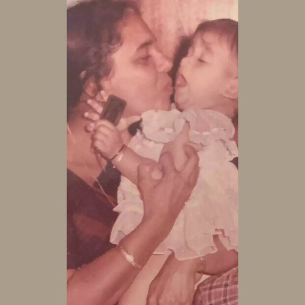  ഇതിൽ പക്ഷേ AI ഒന്നുമില്ല കേട്ടോ. സാക്ഷാൽ ഒറിജിനൽ കുഞ്ഞാണിത്. അതായതു മുകളിൽ കണ്ട AI കുഞ്ഞിന്റെ യഥാർത്ഥ രൂപം. ഇന്ന് ഇതുപോലെ കയ്യിലിരിക്കുന്ന പ്രായം മാത്രമല്ല എന്നല്ല, പിടിച്ചാൽ കിട്ടാത്ത വിധം ആയിക്കഴിഞ്ഞു കക്ഷി (തുടർന്ന് വായിക്കുക)
