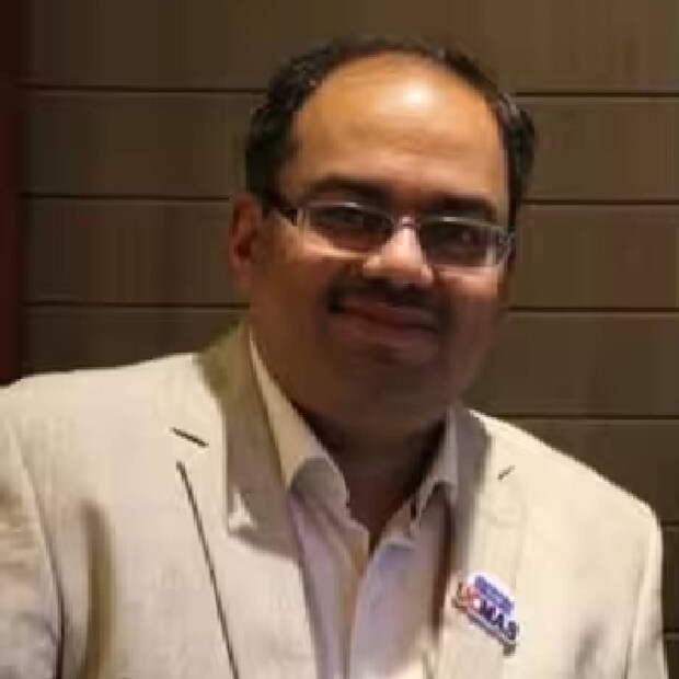  ഇതിനു പിന്നാലെയാണ് ചന്ദ്രനിൽ സ്ഥലം വാങ്ങിയ ഇന്ത്യക്കാരൻറെ വാർത്ത ജനശ്രദ്ധ പിടിച്ചുപറ്റിയത്. ജമ്മു കശ്മീരിൽ നിന്നുള്ള വ്യവസായിയും വിദ്യാഭ്യാസ വിദ​ഗ്ധനുമായ രൂപേഷ് മാസനാണ് ചന്ദ്രനിൽ സ്ഥലം വാങ്ങാനുള്ള കരാറിലേർപ്പെട്ടത്.