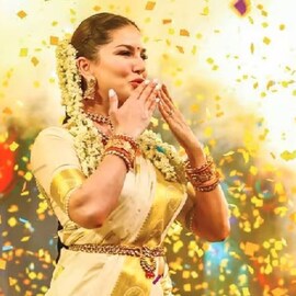 കോഴിക്കോടിന്റെ മണ്ണിൽ  മലയാളി മങ്കയായി സണ്ണി ലിയോണി; റാംപ് വാക്കിൽ ആരാധകരുടെ മനം കവര്‍ന്ന് താര സുന്ദരി