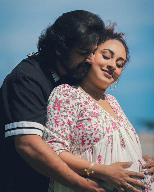  തുർക്കിയുടെ പ്രധാനകേന്ദ്രമായ ഇസ്താൻബുളിലാണ് ദമ്പതികൾ എന്ന് ചിത്രത്തിൽ നൽകിയിട്ടുള്ള വിവരങ്ങളിൽ നിന്നും മനസിലാക്കാം. കിഴക്കും പടിഞ്ഞാറും സംഗമിക്കുന്ന, ഭൂതകാലം വർത്തമാനകാലവുമായി സംഗമിക്കുന്ന ഇടം എന്നാണ് പേളി ഇസ്താൻബുളിനെ കുറിച്ച് വിവരിക്കുന്നത് (തുടർന്ന് വായിക്കുക)