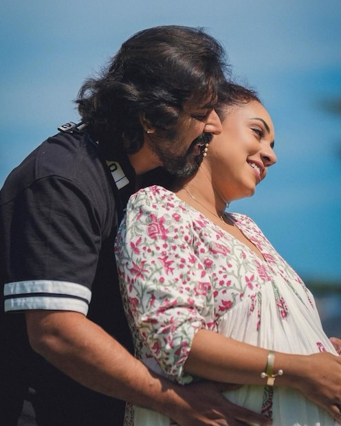  കഴിഞ്ഞ കുറച്ചു ദിവസങ്ങളായി ശ്രീനിഷും ഗർഭിണിയായ പേളിയും മൂത്തമകൾ നില ബേബിയേയും കൊണ്ട് വിദേശ യാത്രയിലാണ്. പേളിയും ശ്രീനിഷും മാത്രമായും, പേളിയും ശ്രീനിഷും നിലയും ചേർന്നുള്ള വ്യത്യസ്തമായ ചിത്രങ്ങൾ സോഷ്യൽ മീഡിയയിൽ എത്തിച്ചേർന്നിരിക്കുന്നു (തുടർന്ന് വായിക്കുക)