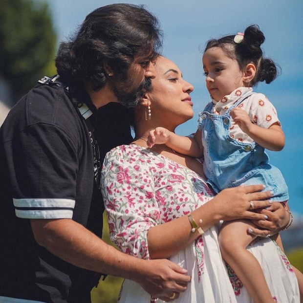  ക്യൂട്ട് ആയ നില ബേബിയേയും കൊണ്ട് ബേബി മൂൺ യാത്രയിലാണ് പേളി (Pearle Maaney), ശ്രീനിഷ് അരവിന്ദ് (Srinish Aravind) ദമ്പതികൾ. കുറച്ചു മാസങ്ങൾ കൂടിക്കഴിഞ്ഞാൽ അമ്മയുടെ വയറ്റിലെ വാവയുടെ വല്യേച്ചിയാകും നില ബേബി. വിദേശത്താണ് പേളി, ശ്രീനിഷ് ദമ്പതികളുടെ ബേബിമൂൺ ആഘോഷം. ചിത്രങ്ങൾ രണ്ടുപേരുടെയും ഇൻസ്റ്റഗ്രാം അക്കൗണ്ടിൽ പ്രത്യക്ഷപ്പെട്ടു