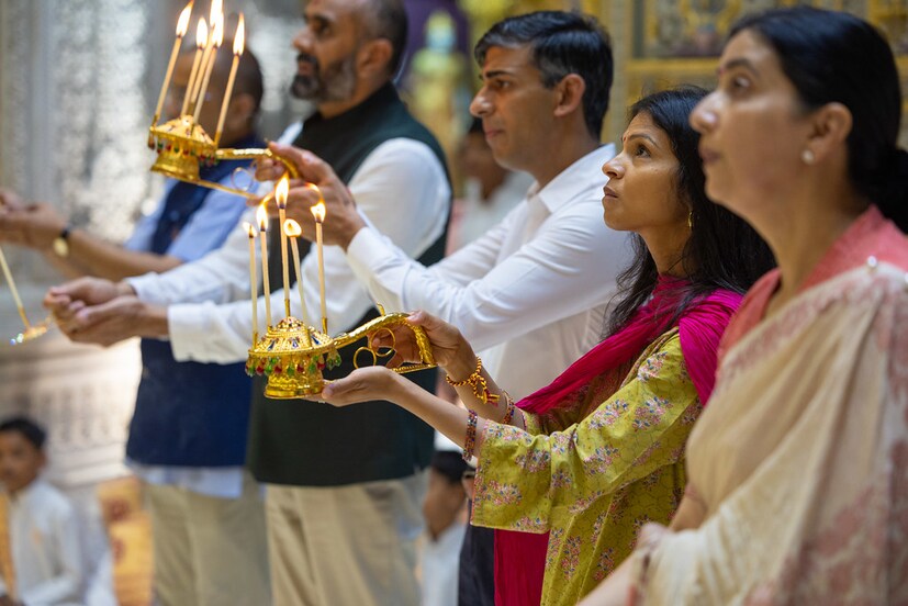  ഇരുവരും ചേര്‍ന്ന് ആരതിയും അഭിഷേകവും അടക്കമുള്ള പൂജ കര്‍മ്മങ്ങളും നിര്‍വഹിച്ചു. ക്ഷേത്രത്തിലെ പൂജാരിമാർ  ഋഷി സുനകിനയെും പത്നിയെയും  100 ഏക്കർ വിസ്തൃതിയുള്ള ക്ഷേത്ര സമുച്ചയം ചുറ്റിനടന്ന് കാണിച്ചു.
