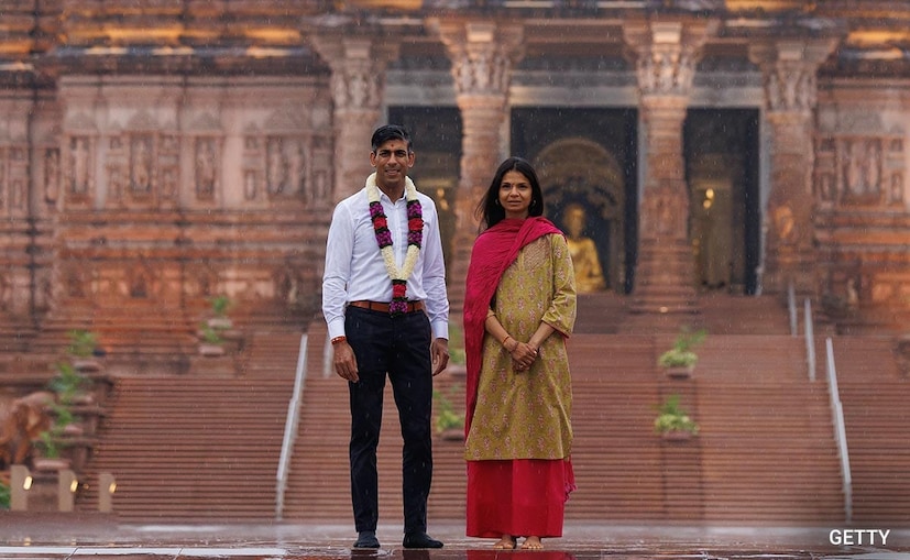  ബ്രിട്ടീഷ് പ്രധാനമന്ത്രി ഋഷി സുനക് പ്രശസ്മായ അക്ഷര്‍ത്ഥാം ക്ഷേത്രത്തില്‍ ദര്‍ശനം നടത്തി. ഭാര്യ അക്ഷതാ മൂര്‍ത്തിക്കൊപ്പമാണ് അദ്ദേഹം ഡല്‍ഹിയിലെ അക്ഷര്‍ത്ഥാം സ്വാമി നാരായണ്‍ ക്ഷേത്രത്തിലെത്തിയത്.