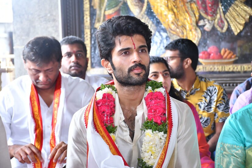  സിനിമയുടെ വിജയത്തിന്റെ ഭാഗമായി സിനിമയുടെ നിർമാതാക്കൾക്കൊപ്പം വിശാഖപ്പട്ടണത്ത് ആരാധകർക്കായി ഒരു സംഗമംഒരുക്കിയിരുന്നു. ഇവിടെ വച്ചാണ് വിജയ് ദേവരകൊണ്ട ഈ പ്രഖ്യാപനം നടത്തിയത്.