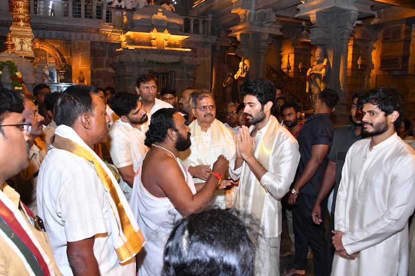  'എന്റെ കുടുംബം ഈ വർഷം ഒത്തിരി സ്‌നേഹവും കുഷിയും കൊണ്ട് അനുഗ്രഹിക്കപ്പെട്ടിരിക്കുന്നു. ഞങ്ങളുടെ കുടുംബത്തോടൊപ്പം നന്ദി അർപ്പിക്കാൻ ഏറ്റവും മനോഹരമായ യാദാദ്രി ക്ഷേത്രം സന്ദർശിച്ചു. ക്ഷേത്രത്തിന്റെ ശക്തിയേറിയ സ്വഭാവത്തെക്കുറിച്ച് എന്നോട് പറഞ്ഞപ്പോൾ - നിങ്ങൾക്കെല്ലാവർക്കും വേണ്ടി ഞാൻ പ്രാർത്ഥിച്ചു. നിങ്ങൾ എല്ലാവരും ഏറ്റവും സന്തോഷവും വിജയവും അർഹിക്കുന്നു!', ഈ അടിക്കുറിപ്പോടെയാണ് വിജയ് ചിത്രങ്ങൾ പങ്കുവെച്ചത്.