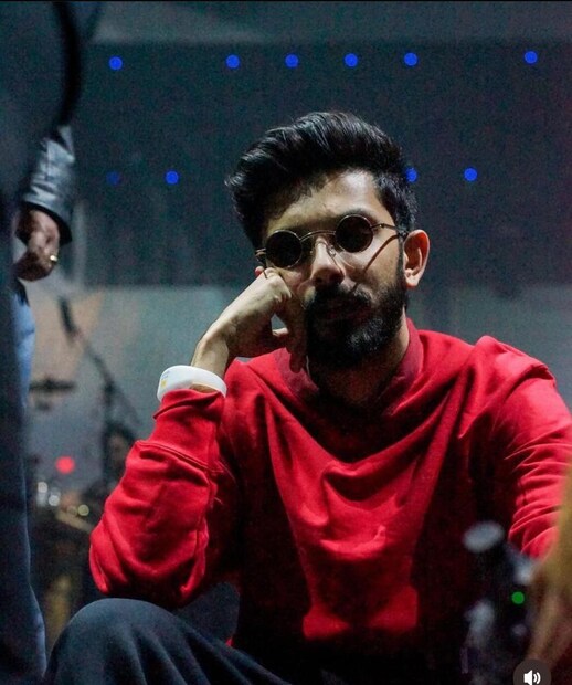  മാത്രമല്ല, തമിഴ് സിനിമയിൽ ഏറ്റവും കൂടുതൽ ഡിമാന്റുള്ള സംഗീത സംവിധായകനും അനിരുദ്ധ് തന്നെയാണ്. പത്ത് കോടിയാണ് ഒരു സിനിമയ്ക്ക് അനിരുദ്ധ് വാങ്ങുന്ന പ്രതിഫലം എന്നാണ് റിപ്പോർട്ടുകൾ.