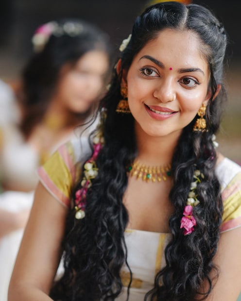  ഒറ്റ നോട്ടത്തിൽ സിമ്പിൾ എന്ന് തോന്നിക്കുമാറ് ഒരു വെളുത്ത ടി ഷർട്ടും ഒരു ഷോർട്സുമാണ് അഹാനയുടെ വേഷം. കാലിൽ സ്നീക്കേഴ്സ് ധരിച്ചിട്ടുണ്ട്. മുകളിൽ കണ്ട ചിത്രത്തിൽ ഇത്രയുമല്ലേയുള്ളൂ എന്ന് ചിന്തിക്കുന്നെങ്കിൽ, ആ ഷർട്ടിൽ ഒന്നുകൂടി നോക്കേണ്ടിവരും (തുടർന്ന്‌ വായിക്കുക)
