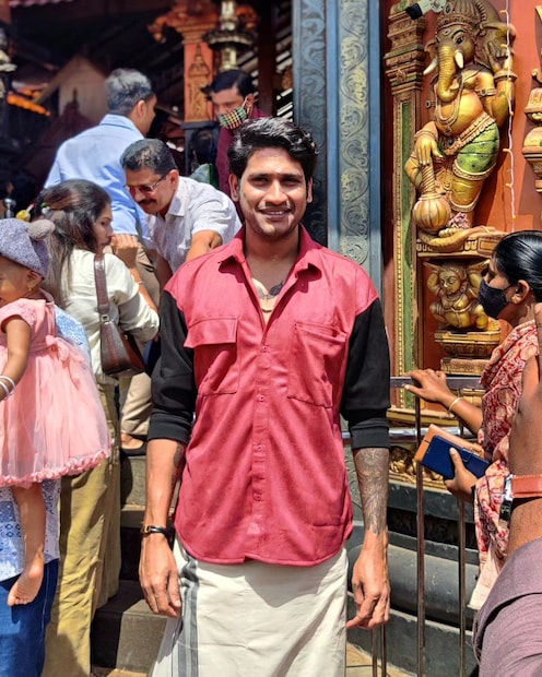  ആദ്യത്തെ ചിത്രത്തിൽ സംവിധായകനും രചയിതാവുമായ സോഹൻ റോയിയുടെ ഒപ്പം നിൽക്കുന്ന അഖിൽ മാരാർ ധരിച്ചിട്ടുള്ളത് വളരെ പ്രശസ്തമായ ഒരു ബ്രാൻഡിന്റെ ഷർട്ട് ആണ്. ഇത് പാരീസിൽ നിന്നുള്ള കസബ്ലാങ്ക എന്ന ബ്രാന്ഡിന്റെതാണ്