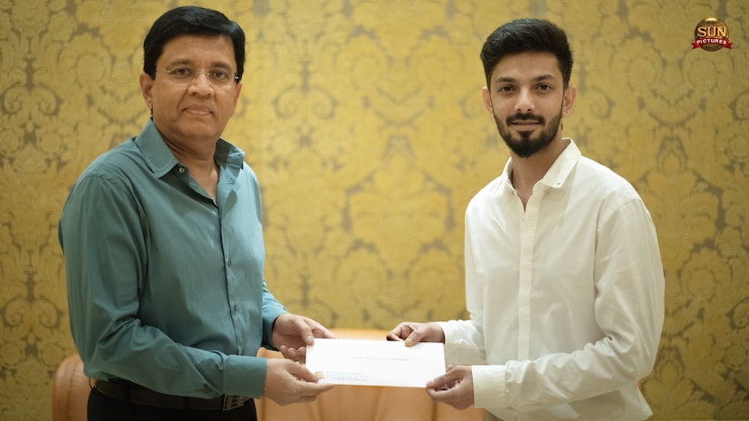  ഇപ്പോഴിതാ നായകനും സംവിധായകനും പിന്നാലെ ജയിലറിലെ തീപ്പൊരി പാട്ടുകള്‍ക്ക് സംഗീതം നല്‍കിയ അനിരുദ്ധിനും നിര്‍മ്മാതാവിന്‍റെ വക സമ്മാനമെത്തി.