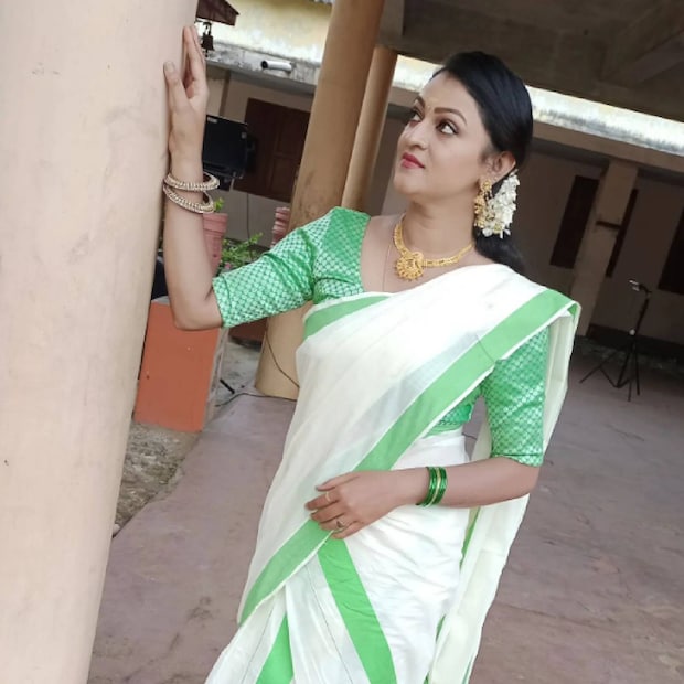  നടി അപർണ നായരുടെ (Aparna Nair) മരണത്തിനിടയാക്കിയത് ഭർത്താവിന്റെ അമിത മദ്യപാനമെന്ന് അമ്മ ബീന. രണ്ടു ദിവസങ്ങൾക്കു മുൻപാണ് അപർണയെ തിരുവനന്തപുരം കരമനയിലെ വീട്ടിൽ തൂങ്ങിയ നിലയിൽ കണ്ടത്. മരുമകൻ സഞ്ജിത്ത്‌ മകളെ മാനസികമായി പീഡിപ്പിച്ചിരുന്നു എന്ന് ബീന വെളിപ്പെടുത്തി. ഇയാൾക്കെതിരെ ബീന ആത്മഹത്യാ പ്രേരണാക്കുറ്റം ആരോപിച്ചു