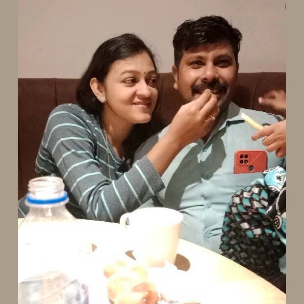  രണ്ട് പെൺകുട്ടികളുടെ മാതാവാണ് മരിച്ച അപർണ നായർ. 33 വയസ് പ്രായമുണ്ടായിരുന്നു. അമ്മയുമായി വീഡിയോ കോളിൽ വന്ന് ഏതാനും മിനിട്ടുകൾക്ക് ശേഷമാണ് അപർണ ജീവനൊടുക്കിയത് എന്ന് ബീനയുടെ ആരോപണം. അന്നേ ദിവസം നടന്ന മറ്റുകാര്യങ്ങളെക്കുറിച്ചും ബീന തുറന്നു പറഞ്ഞു (തുടർന്ന് വായിക്കുക)