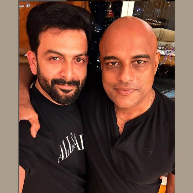  ഏറെ നാളത്തെ ശ്രമഫലത്തിനൊടുവിലാണ് മുരളി ഗോപി 'എമ്പുരാൻ' സിനിമയുടെ സ്ക്രിപ്റ്റ് പൂർത്തിയാക്കിയത്. പ്രേക്ഷകരും ഏറെ പ്രതീക്ഷയോടെ കാത്തിരിക്കുന്ന ചിത്രമാണിത്