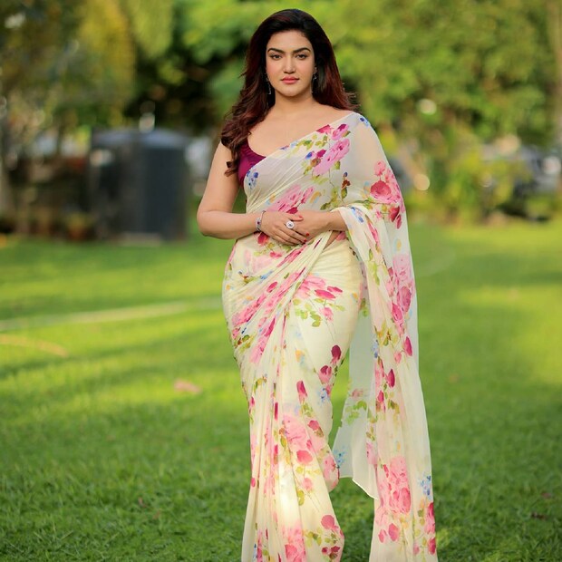  സംവിധായകൻ എബ്രിഡ് ഷൈൻ അവതരിപ്പിക്കുന്ന 'റേച്ചൽ' എന്ന ചിത്രത്തിൽ കഥാനായികയായാണ് എത്തുന്നത്. ഒരു ഇറച്ചിവെട്ടുകാരിയുടെ വേഷത്തിലുള്ള ഹണിയുടെ ഫസ്റ്റ് ലുക്ക് പുറത്തുവന്നുകഴിഞ്ഞു.
