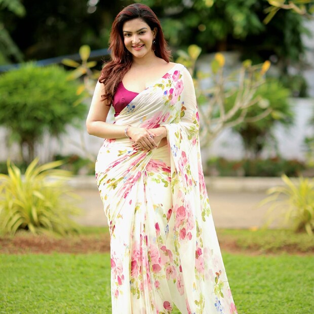  പ്രിയ താരത്തിന്റെ ചിത്രം നിമിഷ നേരം കൊണ്ടാണ് ആരാധകർ ഏറ്റെടുത്തത്. നിരവധി പേരാണ് താരത്തിന്റെ ചിത്രത്തിനു കമന്റെുമായി എത്തിയത്.