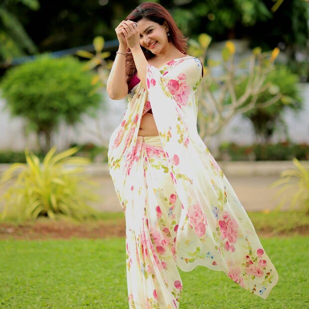  സാരിക്ക് ചേരുന്ന ലോങ് ഹാങ്ങിങ്ങ് കമ്മലും വേവി ഹെയർസ്റ്റൈലുമാണ് താരം ചൂസ് ചെയ്തത്.