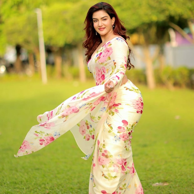  സാരിയില്‍ സിംപിൾ ലുക്കിലാണ് ഇത്തവണ ഹണിറോസ് എത്തിയിരിക്കുന്നത്. ഫ്ലോറൽ ഡിസൈനിലുള്ള സാരിയിൽ റെഡ് വയലറ്റ് നിറത്തിലുള്ള ബ്ലൗസ് പെയർ ചെയ്തു അതിമനോഹരിയായാണ് താരം എത്തിയത്.