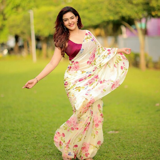  വ്യത്യസ്തമായ ഫോട്ടോഷൂട്ടിലൂടെയും അല്ലാതെയും താരം വൈറലായി മാറിയിരുന്നു. താരത്തിന്റെ ഓരോ ഫോട്ടോഷൂട്ടും ഇരു കൈയും നീട്ടിയാണ് ആരാധകർ സ്വീകരിക്കാറുള്ളത്. ഇപ്പോഴിതാ താരത്തിൻരെ സാരി ഫോട്ടോഷൂട്ടാണ് വൈറലാകുന്നത്.