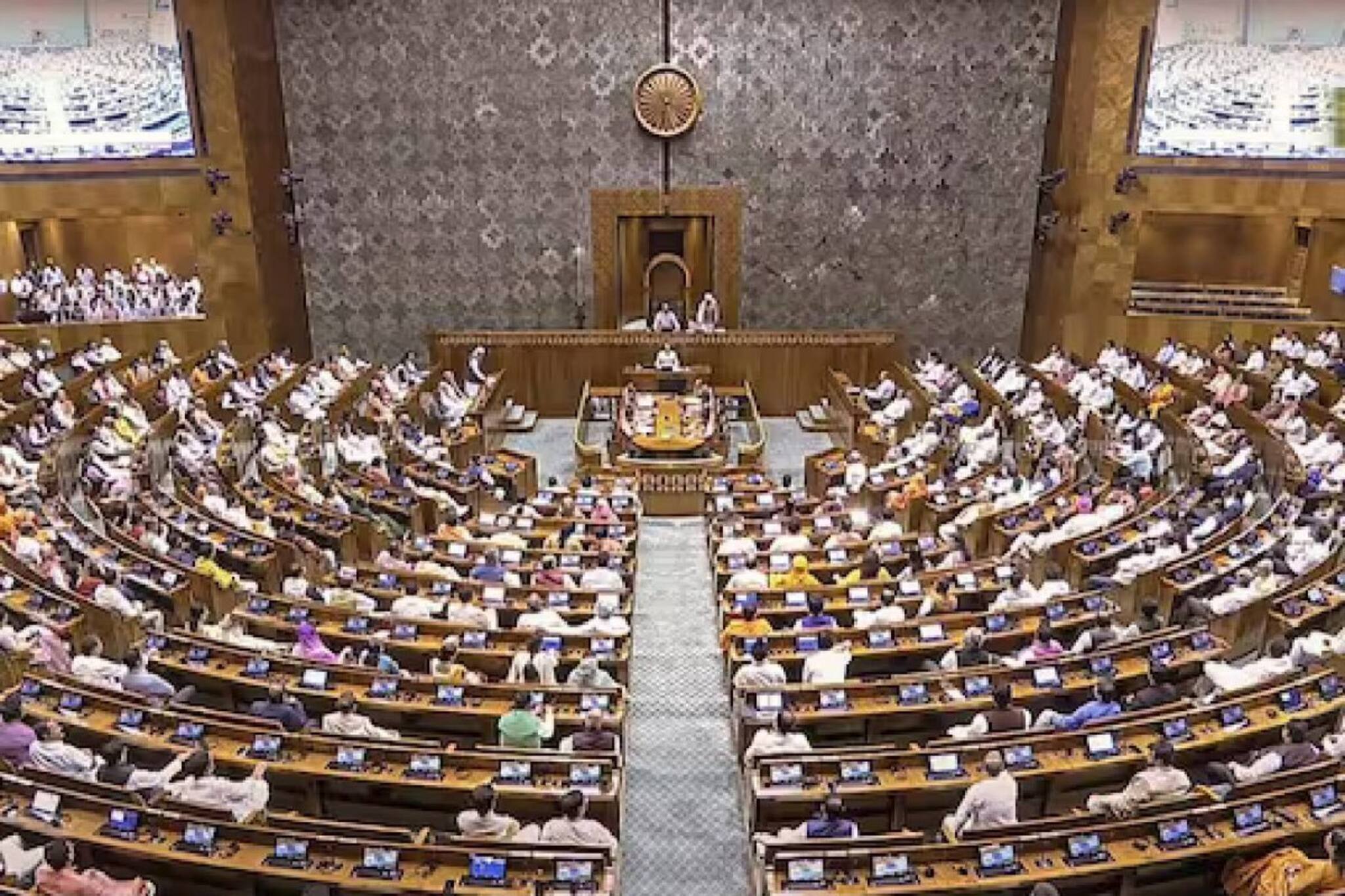 ചരിത്രമെഴുതി ലോക്സഭ വനിതാ സംവരണ ബില്‍ പാസാക്കി; രണ്ടിനെതിരേ 454 വോട്ട്