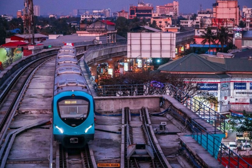  2022 സെപ്തംബറിനും നവംബറിനുമിടക്ക് യാത്രക്കാരുടെ ശരാശരി യാത്രക്കാരുടെ എണ്ണം 75000 കടന്നു. 2023 ജനുവരിയിൽ ശരാശരി യാത്രക്കാരുടെ എണ്ണം 80000 കടക്കുകയും പിന്നീട് സ്ഥരിതയോടെ ഉയർന്ന് ഒരു ലക്ഷത്തിലധികം യാത്രക്കാരിലേക്കെത്തി. യാത്രക്കാരുടെ എണ്ണത്തിലെ വർദ്ധന ഫെയർ ബോക്സ് വരുമാനം ഉയരുന്നതിനും സഹായകരമായി. 2020-21 കാലത്ത് 12.90 കോടി രൂപയായിരുന്ന ഫെയർ ബോക്സ് വരുമാനം 2022-23 സാമ്പത്തിക വർഷത്തിൽ 75.49 കോടി രൂപയിലേക്കുയർന്നു. 2020-21 വർഷവുമായി താരതമ്യം ചെയ്യുമ്പോൾ 485 ശതമാനം വർദ്ധനവാണിത്.