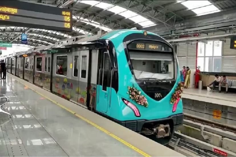  പ്രവർത്തനമാരംഭിച്ച് കുറഞ്ഞ കാലയളവിൽ ഒപ്പേറഷണൽ പ്രോഫിറ്റ് എന്ന ഈ നേട്ടം കെഎംആർഎല്ലിന്റെ തുടർച്ചയായ പരിശ്രമങ്ങളുടെ ഫലമാണ് എന്ന് മാനേജിങ് ഡയറക്ടർ ലോക്നാഥ് ബെഹ്‌റ പറഞ്ഞു . സംസ്ഥാന സർക്കാരാണ് ലോണുകളും മറ്റ് നികുതികളും അടയ്ക്കുന്നത്. ഫെയർ ബോക്സ്, നോൺ ഫെയർ ബോക്സ് റവന്യു വർദ്ധിപ്പിക്കുക വഴി കൂടുതൽ ലാഭം നേടി ലോണുകളുടെ തിരിച്ചടവിന് സർക്കാരിനെ സഹായിക്കുവാനാണ് കെഎംആർഎൽ ലക്ഷ്യമിടുന്നത്. ഡിസംബർ-ജനുവരി മാസത്തിൽ തൃപ്പൂണിത്തുറ സ്റ്റേഷൻ പ്രവർത്തനമാരംഭിക്കും.