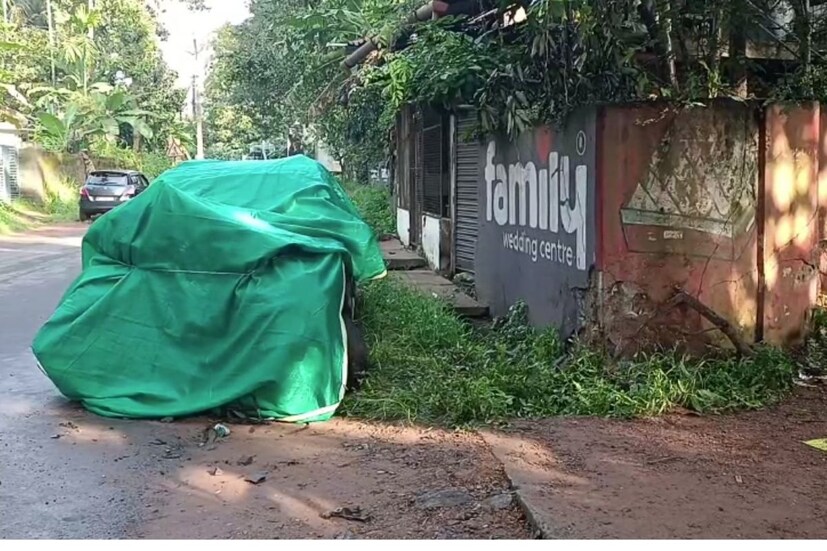  ചൊവ്വാഴ്ച രാത്രി 12 മണിക്കാണ് അപകടം. മൃതദേഹം ജില്ലാ ആശുപത്രി മോർച്ചറിയിലേക്ക് മാറ്റി.