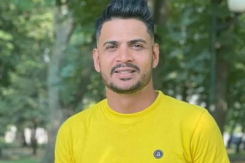  കൊച്ചിയിലെ ഹോട്ടലില്‍ അഭിമുഖത്തിനായാണ് സൗദി യുവതിയെ വിളിച്ചുവരുത്തിയത്. വിവാഹം കഴിക്കാനിരിക്കുന്ന യുവാവും യുവതിക്കൊപ്പം ഉണ്ടായിരുന്നു. ഒപ്പമുണ്ടായിരുന്ന യുവാവ് പുറത്തുപോയ സമയത്താണ് മല്ലുട്രാവലര്‍ അതിക്രമം കാണിച്ചെന്നാണ് പരാതിയില്‍ പറയുന്നത്. (Image: Mallu Traveler/ Facebook)