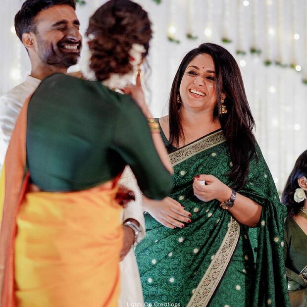  അടുത്ത ബന്ധുക്കളും സുഹൃത്തുക്കളും മാത്രമാണ് കൊച്ചിയില്‍ നടന്ന നിശ്ചയ ചടങ്ങില്‍ പങ്കെടുത്തത്. സിനിമാ മേഖലയില്‍ നിന്ന് നടിമാരായ കാവ്യ മാധവന്‍, ശ്രിന്ദ, ആന്‍ അഗസ്റ്റിന്‍ എന്നിവര്‍ കൂട്ടുകാരിക്ക് ആശംസയുമായെത്തി.