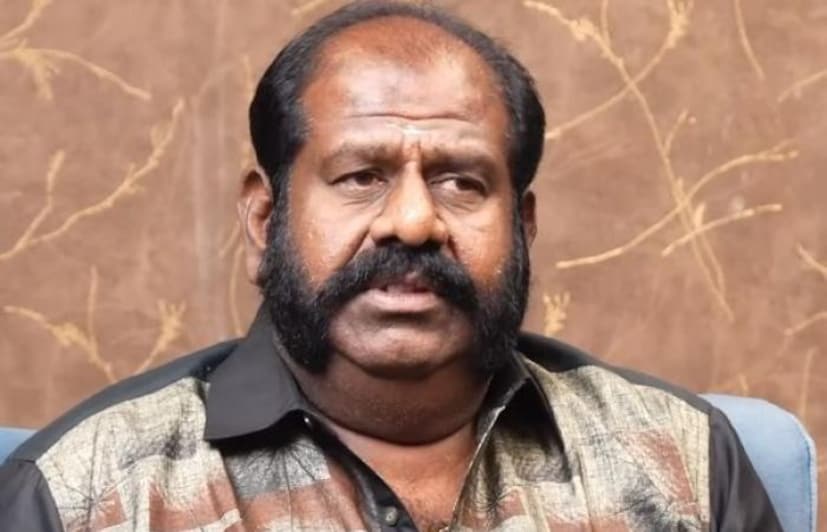  കടുത്ത രജനികാന്ത് ആരാധകനായ രാജേന്ദ്രന്‍ അടുത്തിടെ ഒരു അഭിമുഖത്തില്‍ വിജയ്യെ വിമര്‍ശിക്കുന്ന ചില പ്രസ്താവനകള്‍ നടത്തിയിരുന്നു. വിജയെ അടുത്ത സൂപ്പര്‍ സ്റ്റാറായി ഉയര്‍ത്തി കാണിച്ചുകൊണ്ടുള്ള സോഷ്യല്‍ മീഡിയ പോസ്റ്റുകളെ തുടര്‍ന്നായിരുന്നു അദ്ദേഹത്തിന്‍റെ പരാമര്‍ശം.
