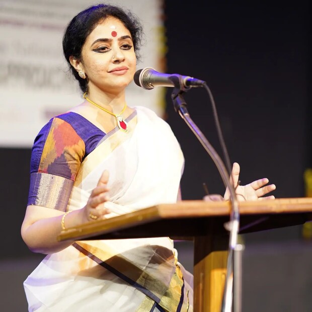  നൃത്തമായിരുന്നു ദേവികയുടെ ജീവിതത്തിൽ എല്ലാമെല്ലാം. അതിനു വേണ്ടി മാത്രമായിരുന്നു അവർ ആ ജീവിതം ഉഴിഞ്ഞുവെച്ചതും. അതിനാൽ ഓരോ വിളിയിലും ദേവിക നൃത്തവുമായി കൂടുതൽ അടുത്തു. അവർ സിനിമയിൽ വേണ്ടെന്നു വച്ച അത്തരമൊരു വേഷം ചെയ്തത് നടി ലക്ഷ്മി ഗോപാലസ്വാമിയാണ്. ആ സിനിമയും കഥാപാത്രവും ഹിറ്റാവുകയും ചെയ്തു (തുടർന്ന് വായിക്കുക)