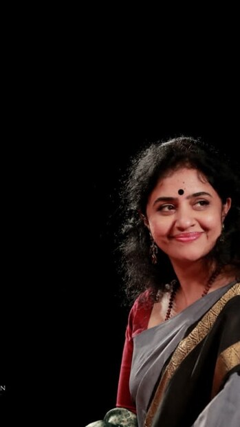  നൃത്ത വേദിയിൽ നിന്നും ലഭിക്കുന്നതിനേക്കാൾ സന്തോഷം മറ്റൊന്നുമില്ല എന്ന് കരുതുന്ന മേതിൽ ദേവിക സിനിമയ്ക്ക് 'യെസ്' പറഞ്ഞത് വിഷ്ണു മോഹന്റെ ക്രാഫ്റ്റ് മികവിൻമേലുള്ള ഉറപ്പൊന്ന് മാത്രം കൊണ്ടാണ്. ദേവികയിൽ മികച്ച ഒരു നടിയെ താൻ കാണുന്നു എന്ന് വിഷ്ണുവും സാക്ഷ്യപ്പെടുത്തുന്നു