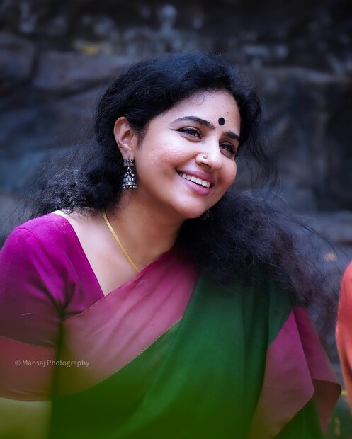  എം.ബി.എ. ബിരുദധാരിയായ ദേവികയ്ക്ക് കുച്ചിപ്പുടിയിൽ എം.എയുമുണ്ട്. ഡോ. മേതിൽ ദേവികയായി മാറ്റിയ ഡോക്ടറേറ്റും ദേവികയ്ക്കുണ്ട്