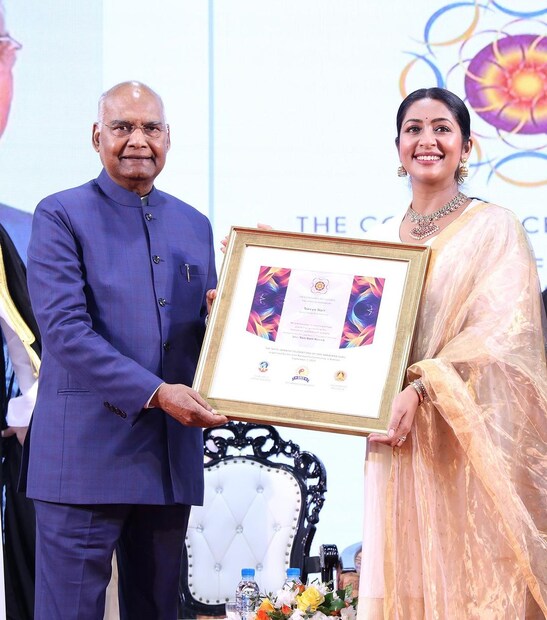  മുന്‍ രാഷ്ട്രപതി രാംനാഥ് കോവിന്ദിനൊപ്പം വേദിപങ്കിട്ടതിലുള്ള സന്തോഷം പ്രകടിപ്പിച്ച്  നടിയും നര്‍ത്തകിയുമായ നവ്യാ നായര്‍. ബഹ്റൈനില്‍ നടന്ന ഒരു പരിപാടിയിലായിരുന്നു നടി മുന്‍ രാഷ്ട്രപതിക്കൊപ്പം പങ്കെടുത്തത്.