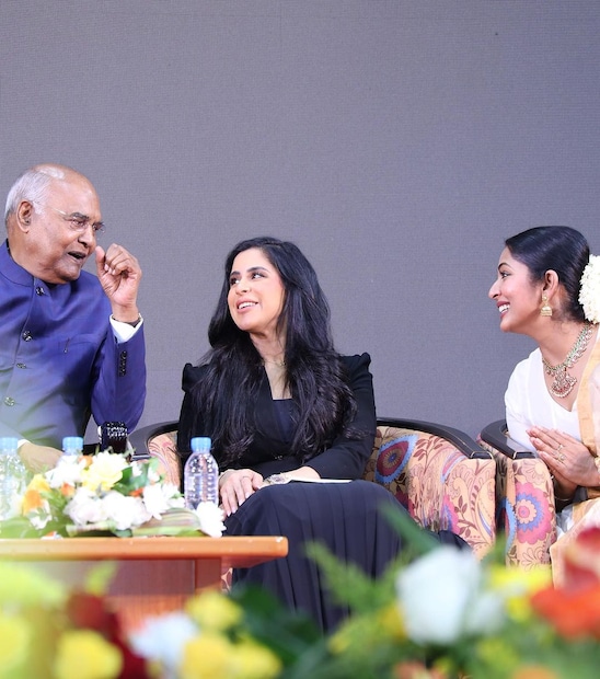  മുൻ രാഷ്ട്രപതി അഭിവന്ദ്യനായ രാംനാഥ് കോവിന്ദ്ജിയുമായി വേദി പങ്കിടാൻ കഴിഞ്ഞതിൽ അഭിമാനമുണ്ടെന്ന് നവ്യ നായര്‍ ഇന്‍സ്റ്റഗ്രാമില്‍ കുറിച്ചു.