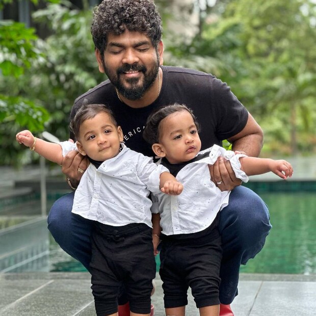  മക്കളുടെ പ്രിയപ്പെട്ട കാർട്ടൂൺ കഥാപാത്രങ്ങളും, അവരുടെ ഇഷ്‌ട വിനോദങ്ങളും എന്തെല്ലാം എന്ന് മനസിലാകും ആ പിറന്നാൾ കേക്കിലും തീമിലും ഒരു നോട്ടം പായിച്ചാൽ. നാട്ടിലല്ല, വിദേശത്തു വച്ചാണ് ഉയിരും ഉലഗവും ഒന്നാം പിറന്നാൾ ആഘോഷമാക്കിയത് (തുടർന്ന് വായിക്കുക)