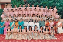 ഈ സ്കൂൾ യൂണിഫോംകാരികളിൽ ഉണ്ട് മലയാളത്തിന്റെ പ്രിയ യുവതാരം; ഓർമച്ചെപ്പിലെ ചിത്രശേഖരത്തിൽ നിന്നും