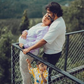 ഫോട്ടോഷൂട്ട് അമ്മേടേം അച്ഛന്റെയും, സ്റ്റാറായി നില ബേബി; പേളി - ശ്രീനിഷ് മറ്റേർണിറ്റി ഫോട്ടോസിൽ തിളങ്ങി മകൾ
