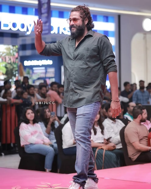  അങ്കമാലിയുടെ പൊന്നോമന പുത്രനായ നമ്മുടെ സ്വന്തം ആന്റണി വർഗീസ് പെപെയുടെ ലുക്കാണിത്. ചുമ്മാ സീൻ മോനെ എന്നാണ് ഒരാരാധകന്റെ കമെന്റ്. പെപെയുടെ നീളൻ തലമുടി ബ്രെയ്‌ഡുകളായി തലയോട്ടിയിൽ നിറയുന്നതാണ് ഈ ലുക്ക്