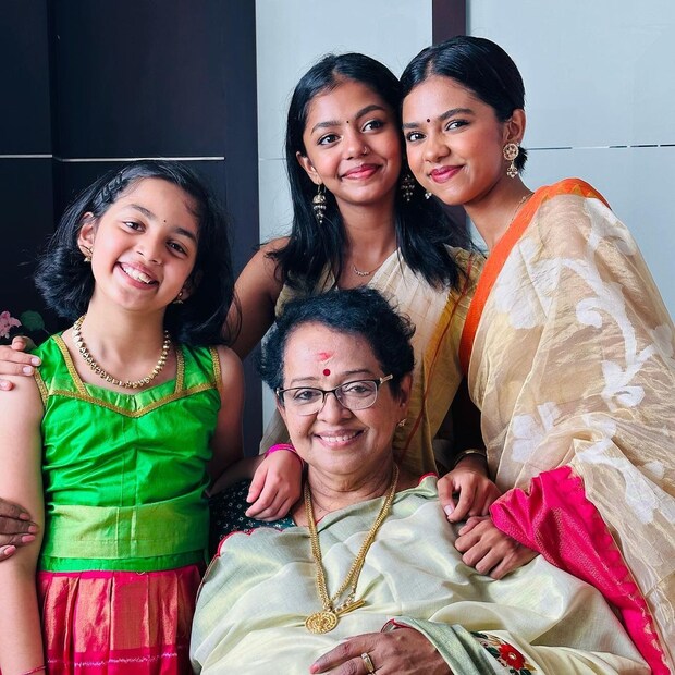  വർഷത്തിൽ ഒരു ചിത്രം എന്ന പതിവ് ഇക്കുറി പൃഥ്വിരാജ് തെറ്റിച്ചു. ഓണത്തിന് അമ്മയ്ക്കും ചേട്ടനും കുടുംബത്തിനുമൊപ്പമുള്ള അലംകൃതയുടെ ഒരു ചിത്രം പൃഥ്വി ഇക്കുറി പോസ്റ്റ് ചെയ്തു. പട്ടുപാവാട അണിഞ്ഞു നിൽക്കുന്ന സുന്ദരികുട്ടിയായ അല്ലി മോൾ ആയിരുന്നു ചിത്രത്തിൽ