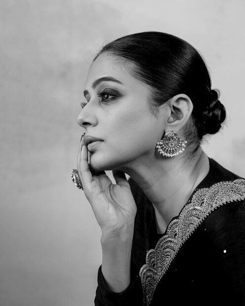  ഷാരൂഖിന് പിന്നിൽ തന്നെ നിർത്തിയതായി പ്രിയാമണി ഓർത്തെടുത്തു. ഷാരൂഖ് ഇക്കാര്യം അറിഞ്ഞപ്പോൾ, പ്രിയ എവിടെയാണെന്ന് അദ്ദേഹം പ്രത്യേകം ശ്രദ്ധിച്ചു. ചെന്നൈ എക്‌സ്പ്രസ് മുതൽ തന്റെ നൃത്താധ്യാപികയായതിനാൽ താൻ അദ്ദേഹത്തിന്റെ അടുത്തു വേണമെന്നും അദ്ദേഹം പറഞ്ഞു