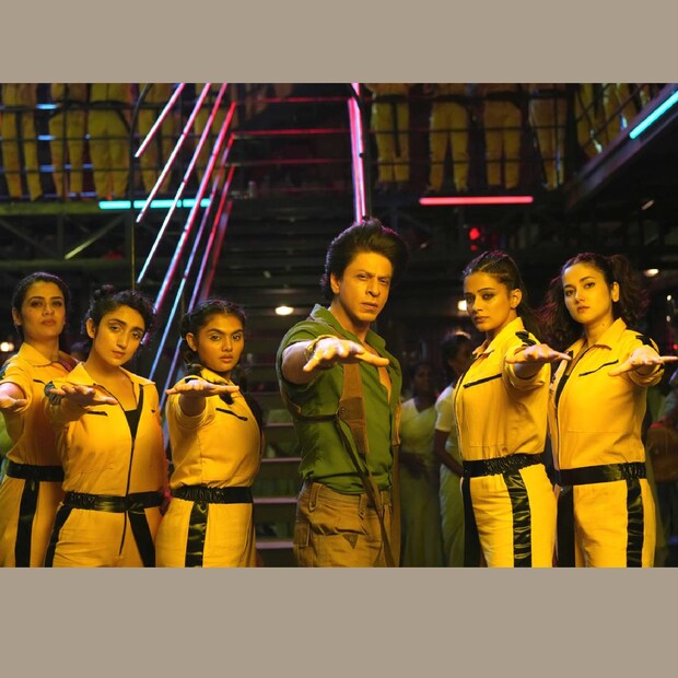  കാത്തിരിപ്പുകൾക്കൊടുവിൽ സെപ്റ്റംബർ 7 വ്യാഴാഴ്ചയാണ് 'ജവാൻ' തിയേറ്ററുകളിൽ റിലീസ് ചെയ്തത്. റിലീസ് ചെയ്‌ത ആദ്യ ദിനം തന്നെ ബ്ലോക്ക്ബസ്റ്ററായി മാറിയ ചിത്രം അതിവേഗം കോടികൾ പിന്നിട്ടു. കോടി കളക്ഷൻ നേടിയ ബോളിവുഡ് ചിത്രമെന്ന പത്താന്റെ റെക്കോർഡ് 'ജവാൻ' തകർത്തു കഴിഞ്ഞു