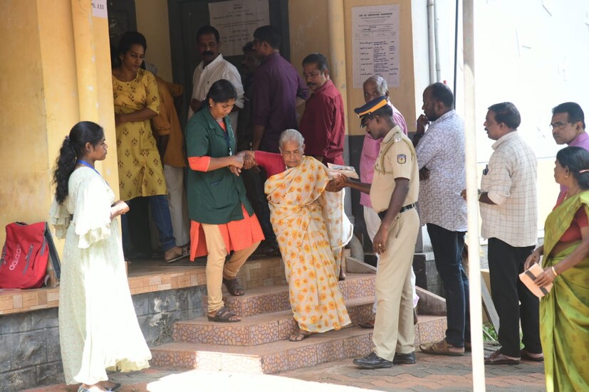  പ്രായാധിക്യം തളര്‍ത്താതെ പുതുപ്പള്ളിയില്‍ വോട്ടുചെയ്യാനെത്തിയ വയോജനങ്ങള്‍.. പുതുപ്പള്ളി ഗവൺമെന്റ് വി എച്ച്.എസ്സ്.എസ്സ് 133-ാം നമ്പർ ബൂത്തിൽ വോട്ടുരേഖപ്പെടുത്തിയ ശേഷം ഇറങ്ങുന്നവർക്ക് സഹായമേകുന്ന പൊലീസ് ഉദ്യോഗസ്ഥനും ഹരിതകർമസേനാംഗവും